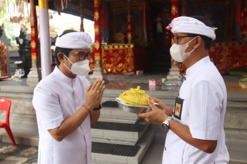 Sekda Adi Arnawa Hadiri Karya di Pura Penyarikan Tuban, Ingatkan tetap waspada di tengah status PPKM Level II